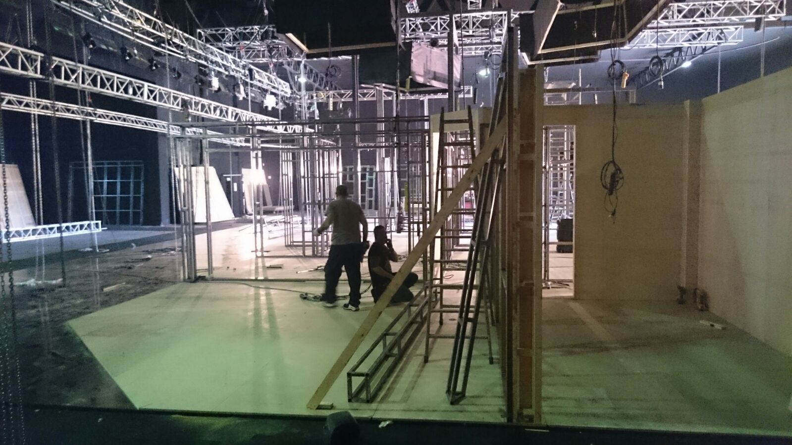 Un hombre está de pie en una habitación con muchos andamios.