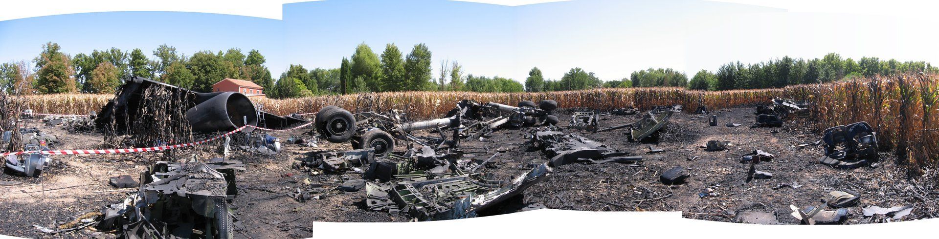 Una vista panorámica de un campo con árboles al fondo.