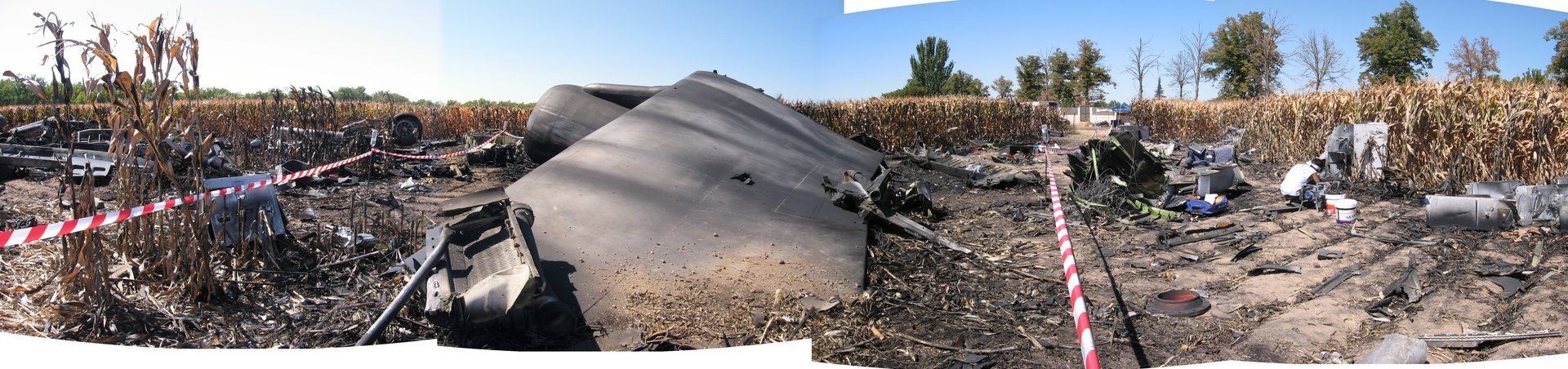 Un gran trozo de metal yace en el suelo en un campo.