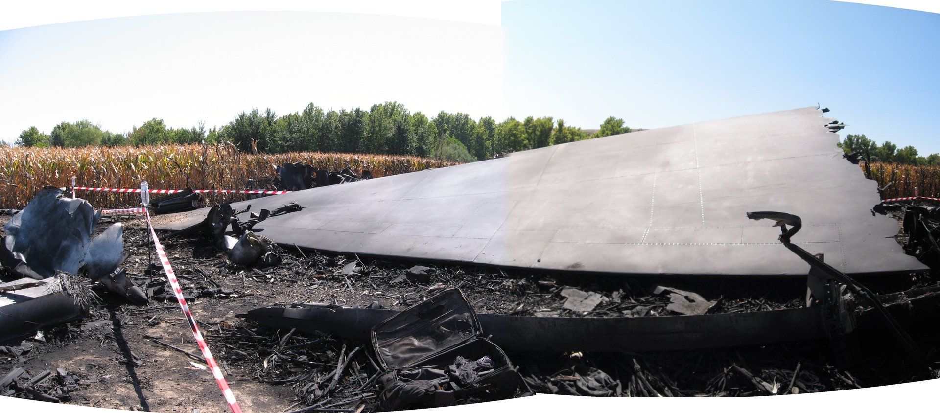 Un gran trozo de hormigón está en medio de un campo.