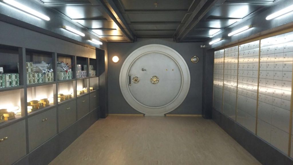 Hay una puerta redonda en el medio de la habitación.