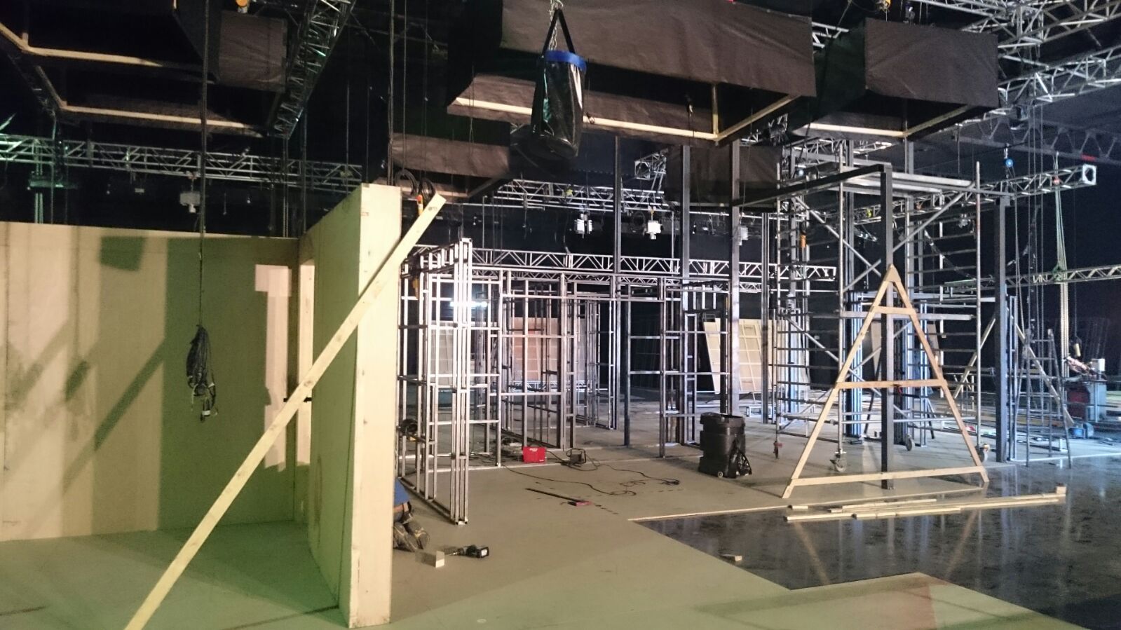 Una habitación grande con muchos andamios colgando del techo.