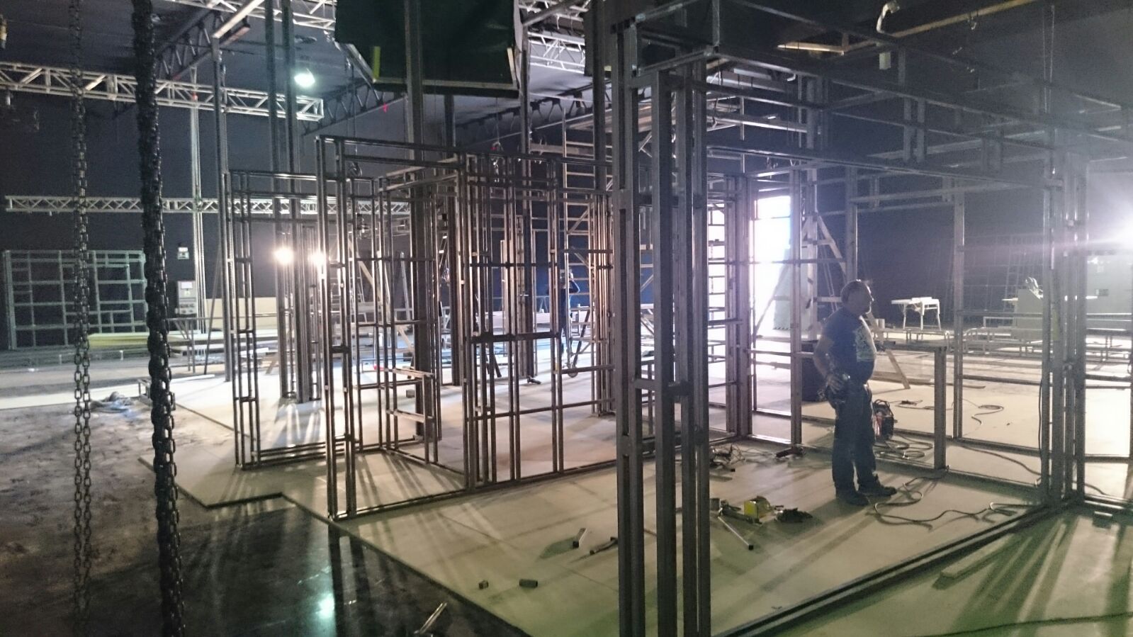 Un hombre está parado en medio de un edificio en construcción.