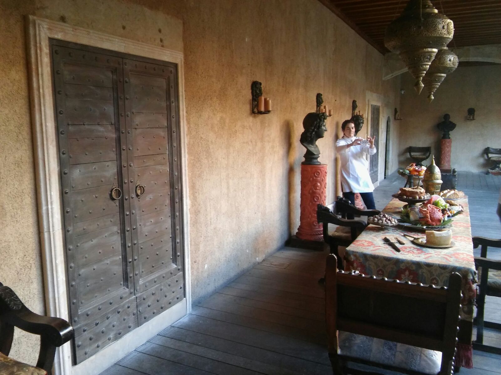 Un hombre tomando una fotografía de una mesa en una habitación.
