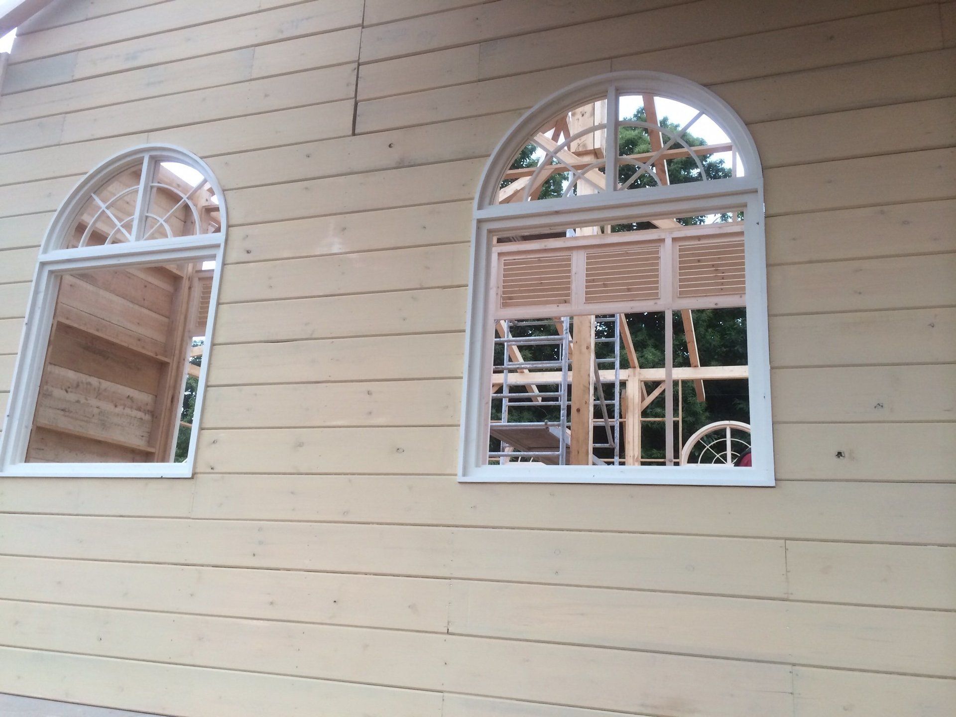 Dos ventanas arqueadas en el costado de un edificio