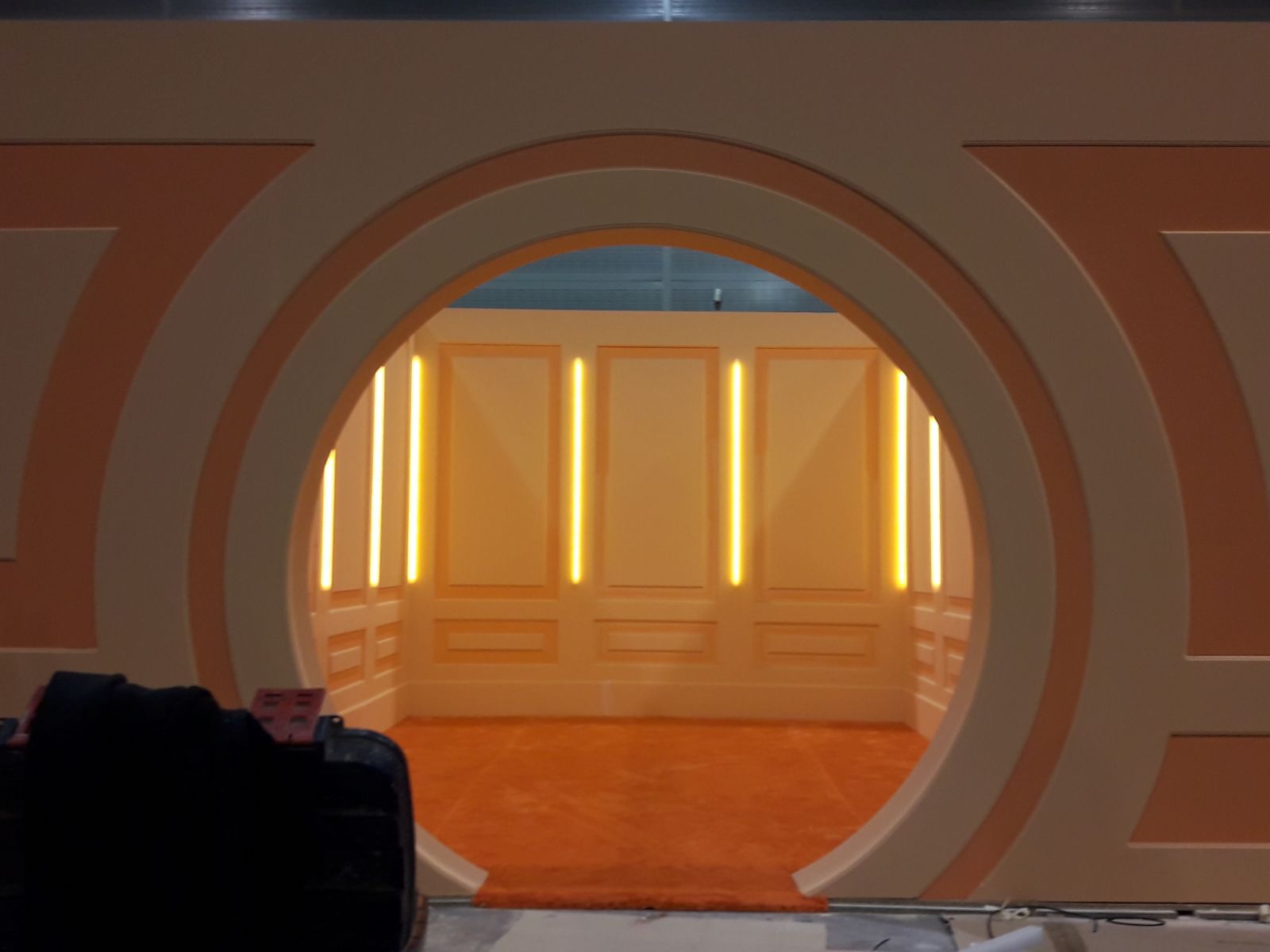 Una habitación con una puerta redonda que conduce a ella.