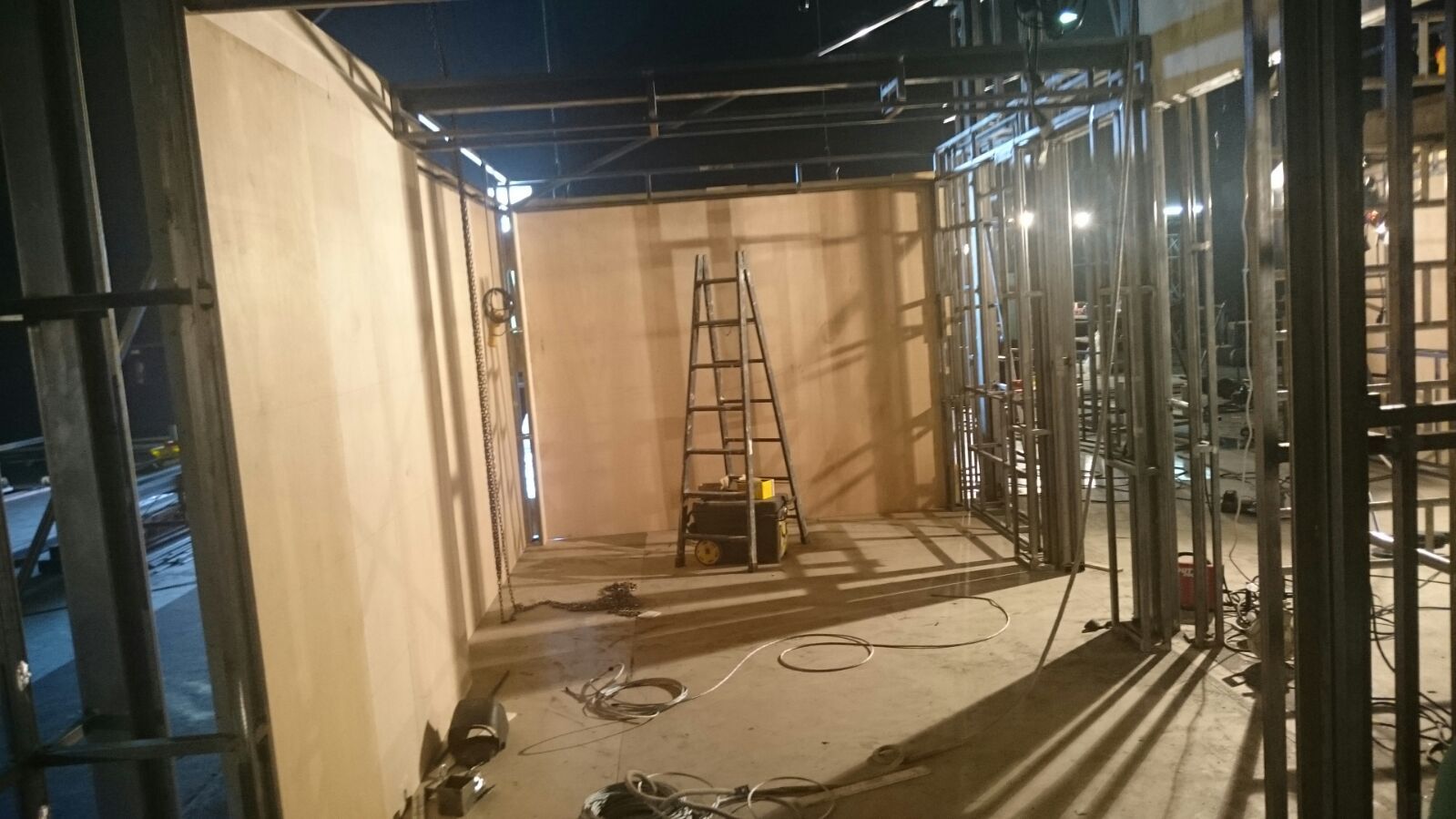 Una escalera está en el medio de una habitación en construcción.