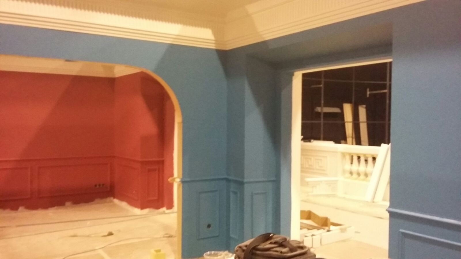 Una habitación con paredes azules y rojas y una puerta.