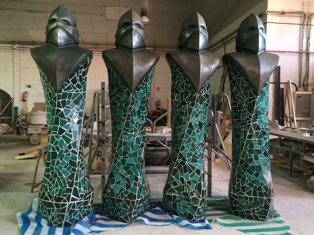 Un grupo de estatuas están alineadas en una habitación.