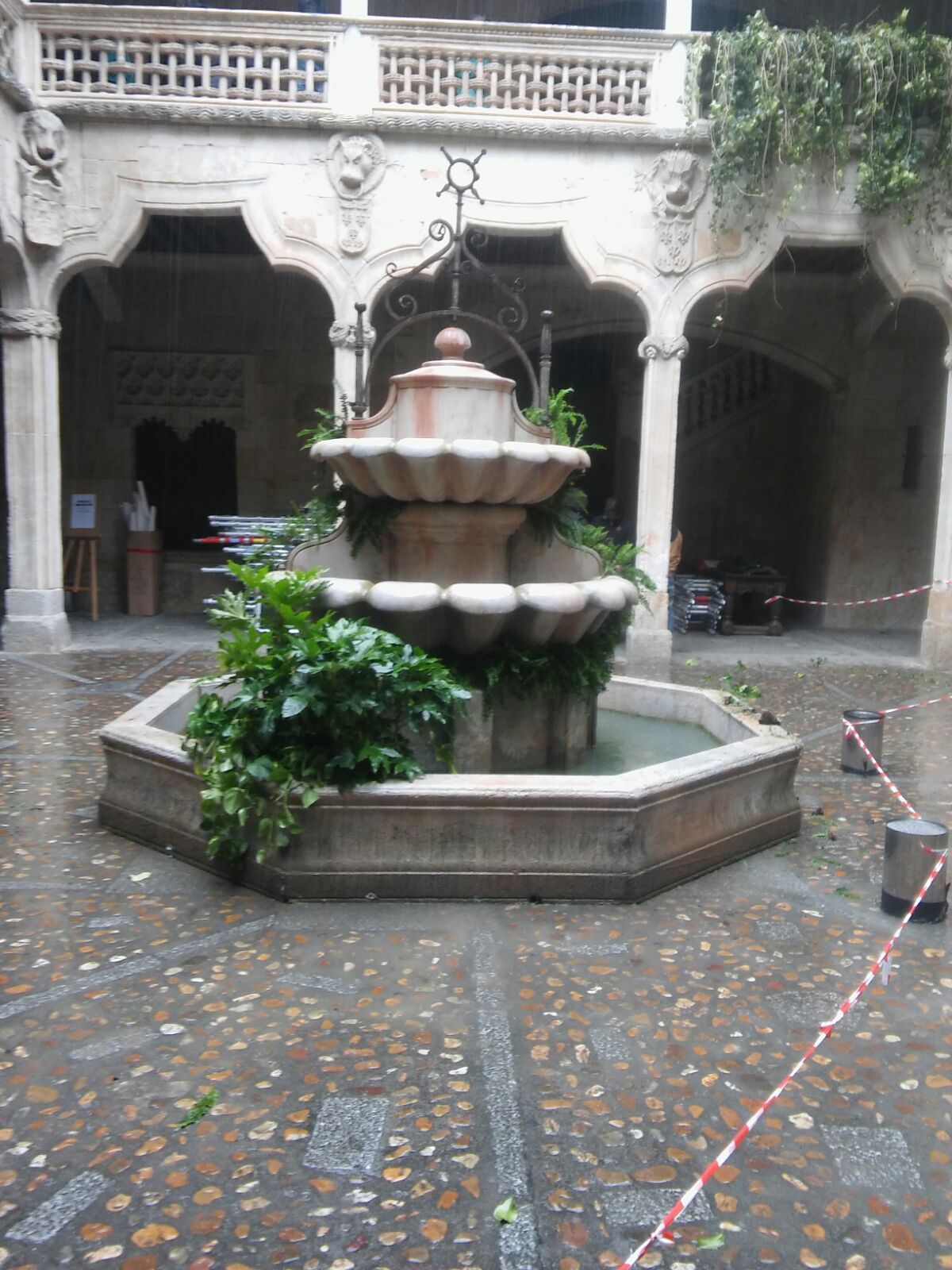 Una fuente en medio de un patio en un edificio.