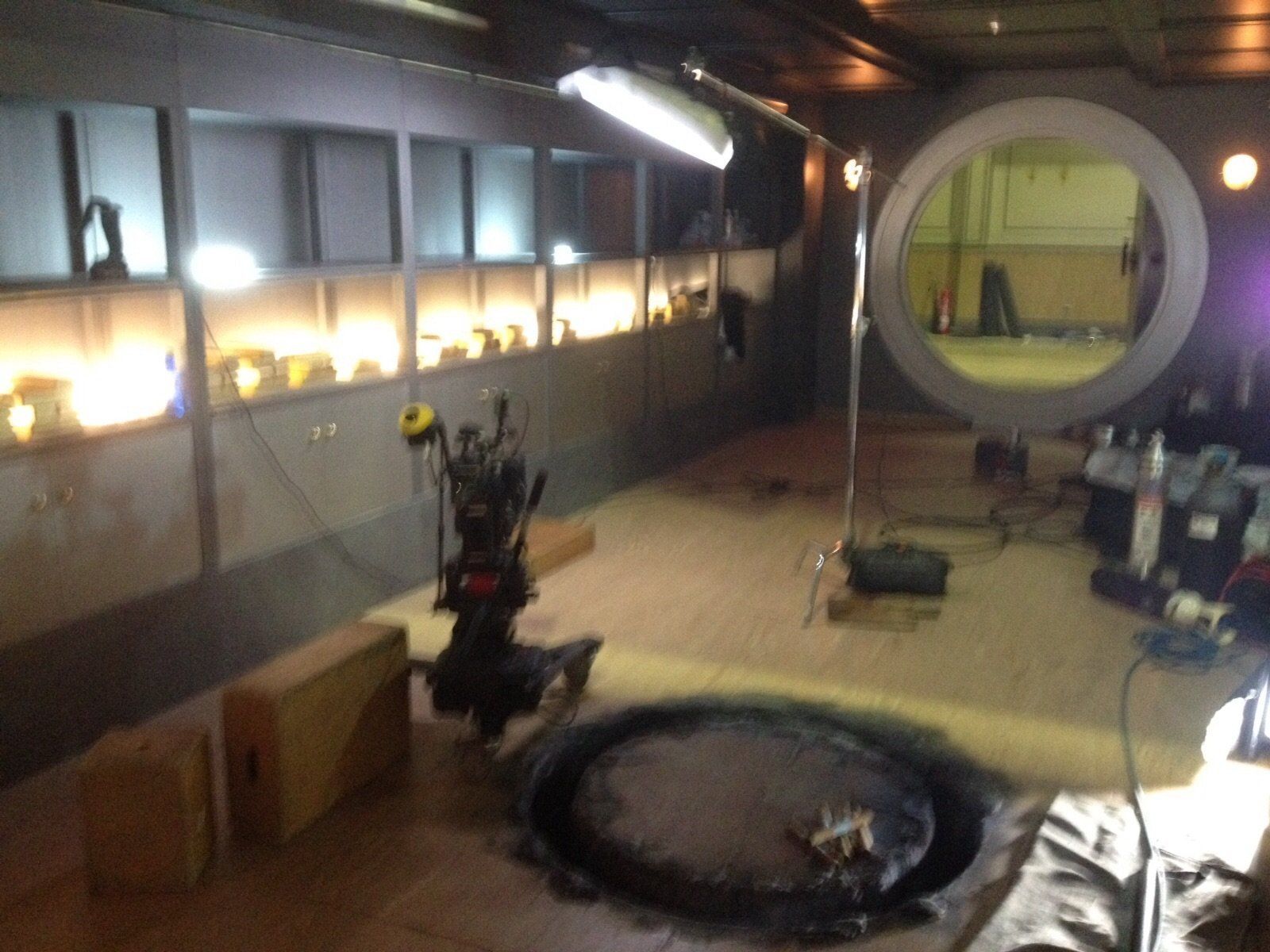 Una habitación con un gran espejo en el medio.