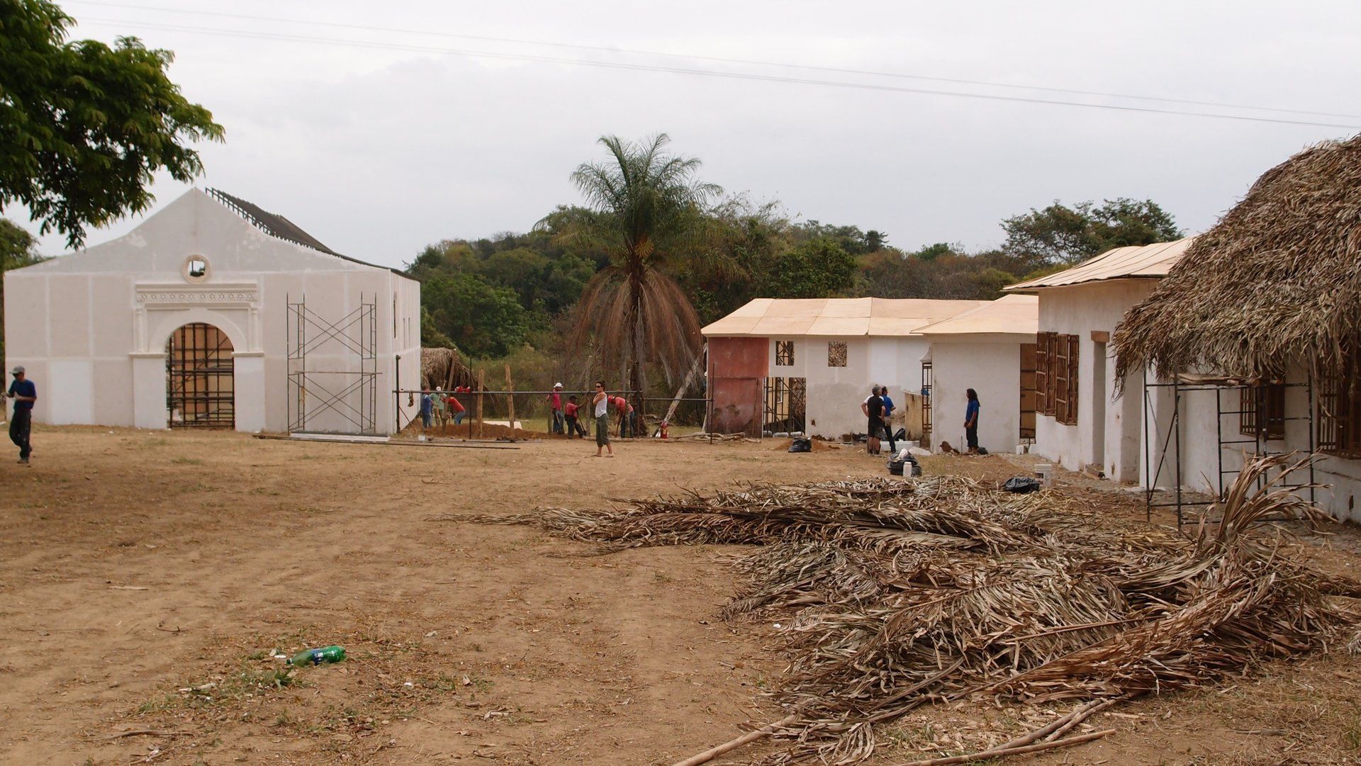 Un grupo de personas de pie frente a un edificio blanco.
