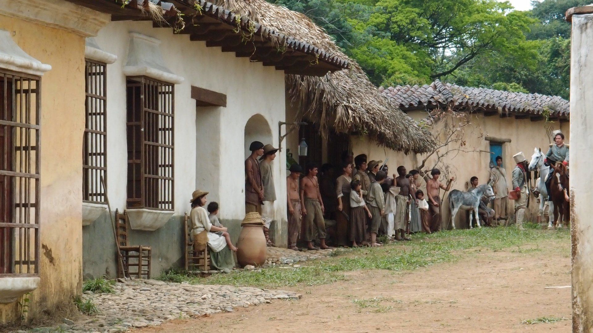 Un grupo de personas está de pie afuera de un edificio.