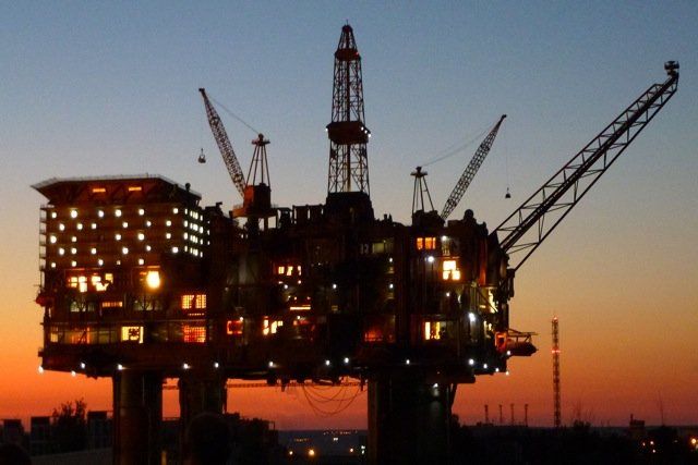 Una gran plataforma petrolera está iluminada por la noche