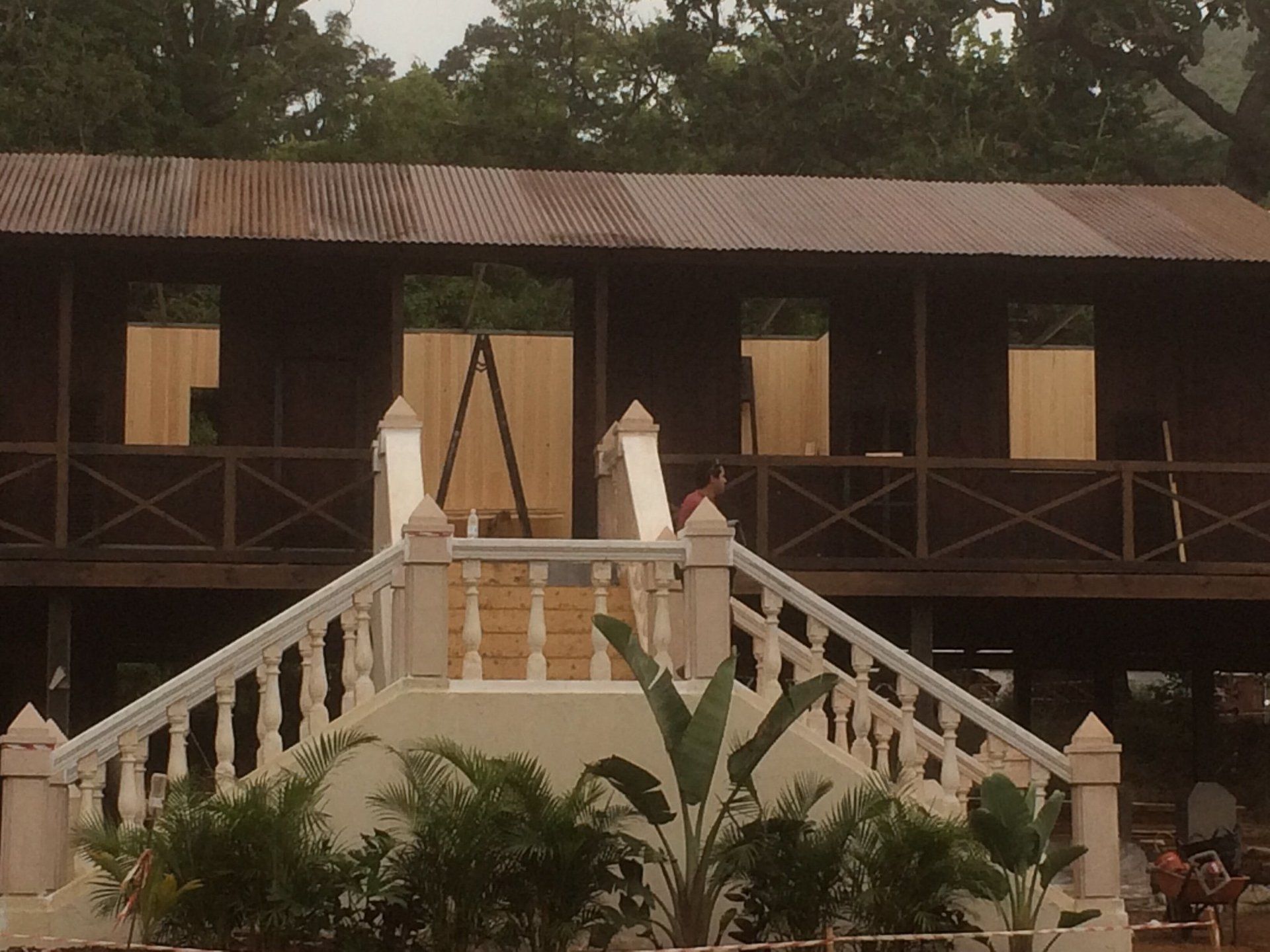 Un edificio con un balcón y escaleras que conducen a él.