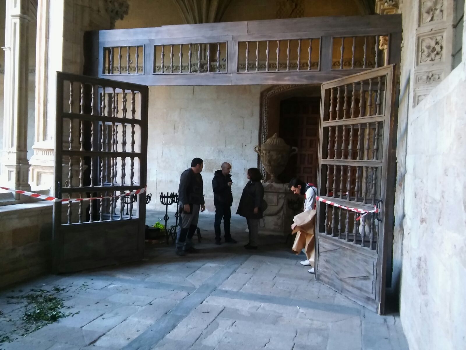 Un grupo de personas está de pie en una habitación con una puerta abierta.