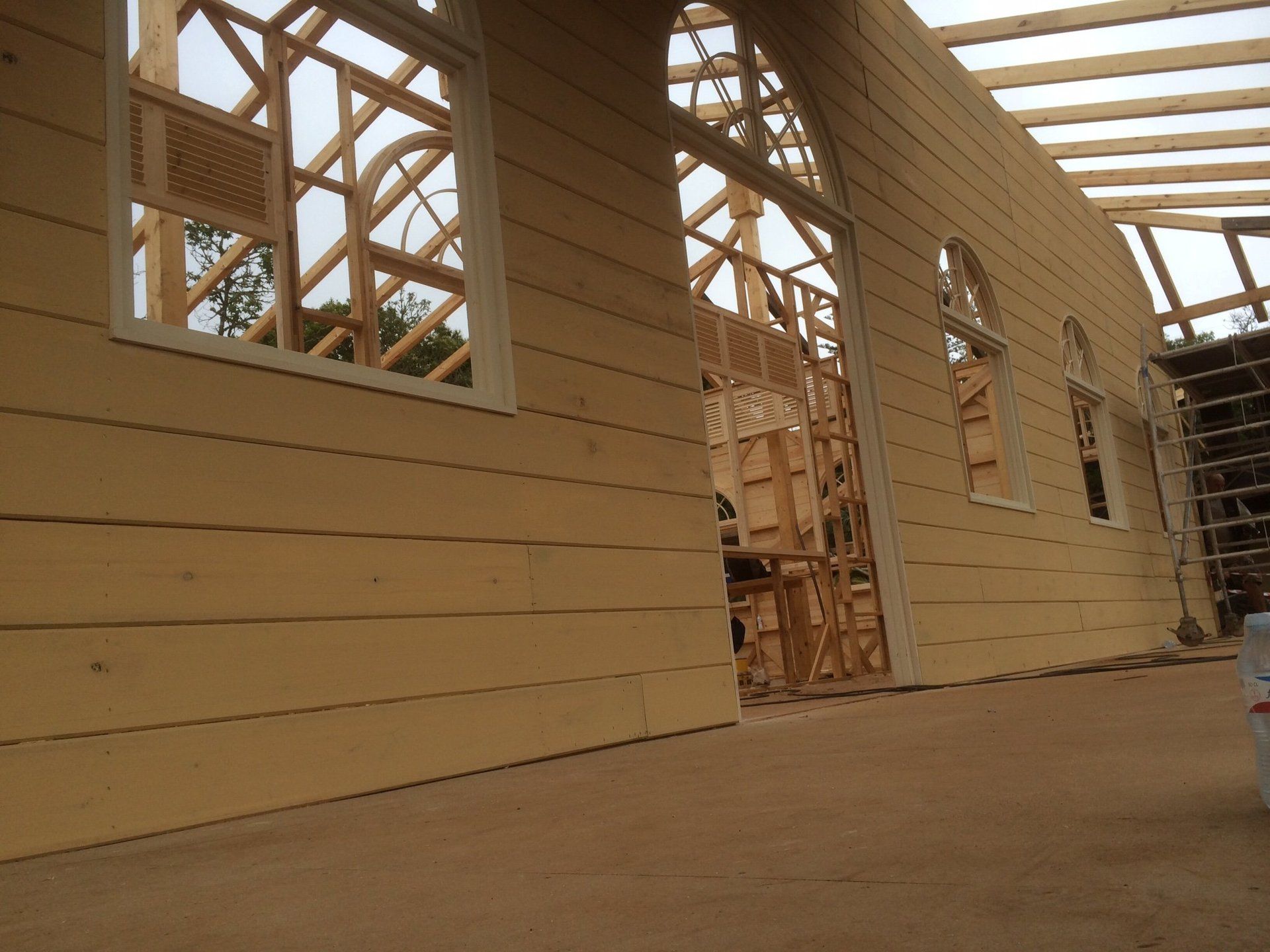 Un edificio en construcción con muchas ventanas y techo.