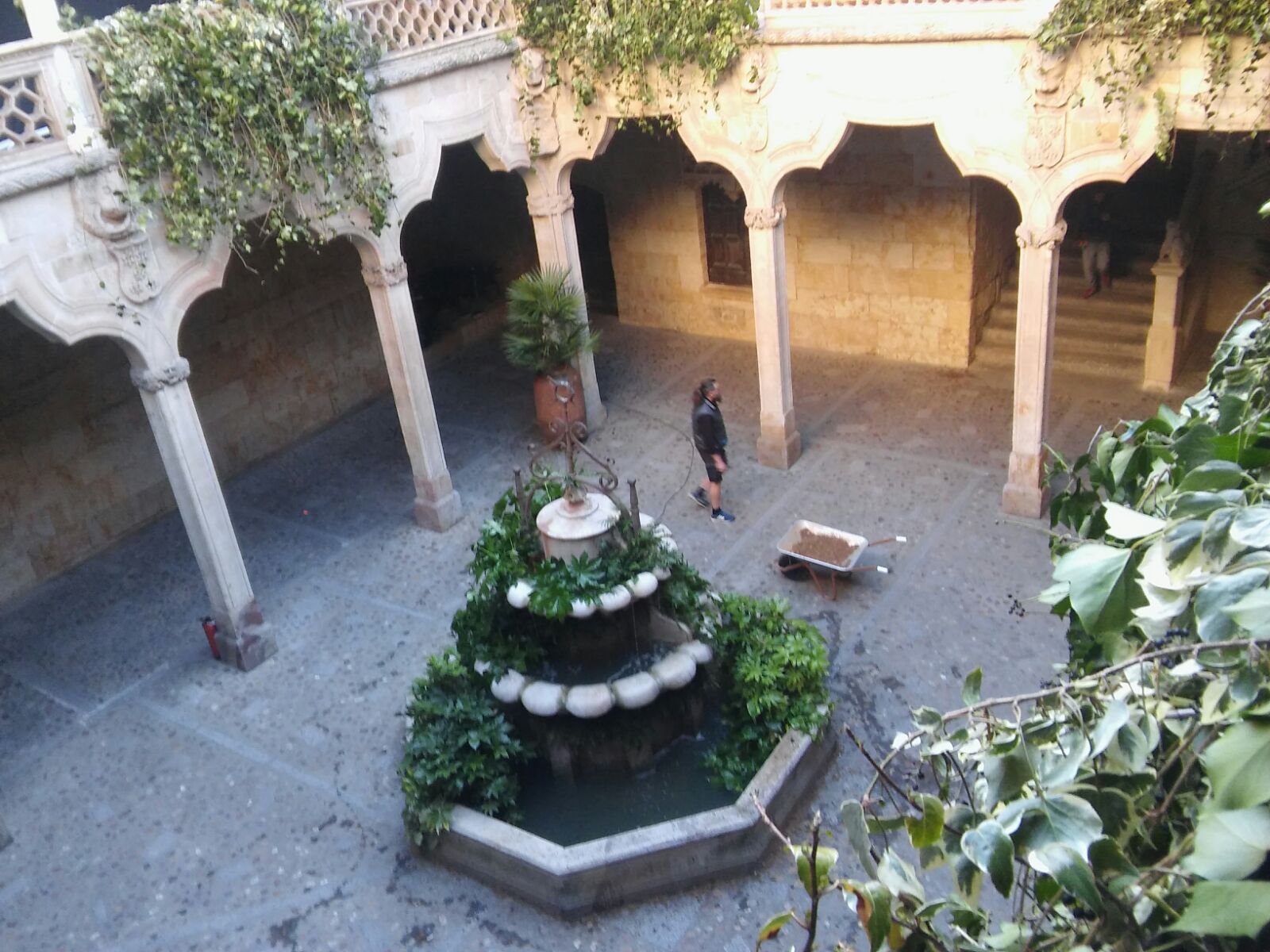 Una vista aérea de un patio con una fuente en el medio.