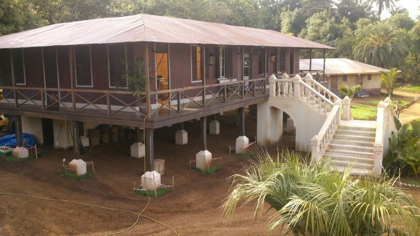 Una casa grande sobre pilotes con escaleras que conducen a ella.