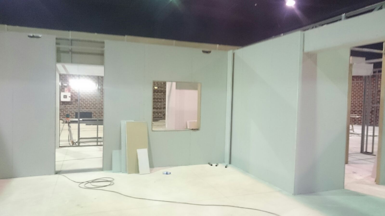 Una habitación con muchas paredes y una ventana.