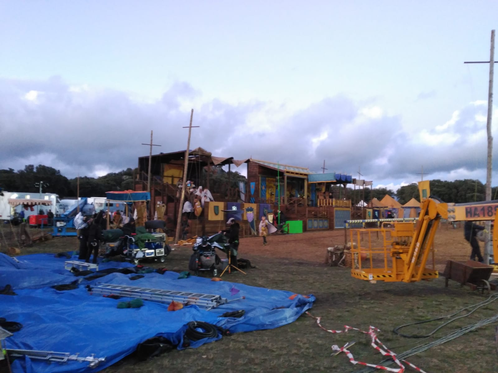 Una lona azul yace en el suelo en un campo.