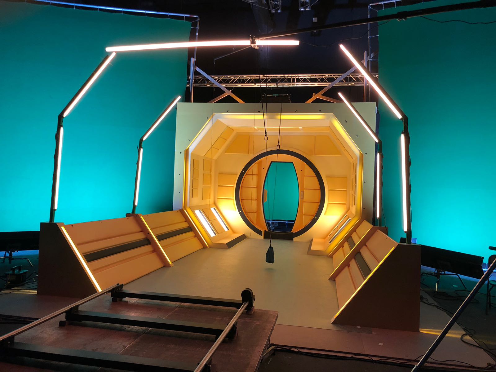 Una habitación con una pantalla verde y un círculo en el medio.