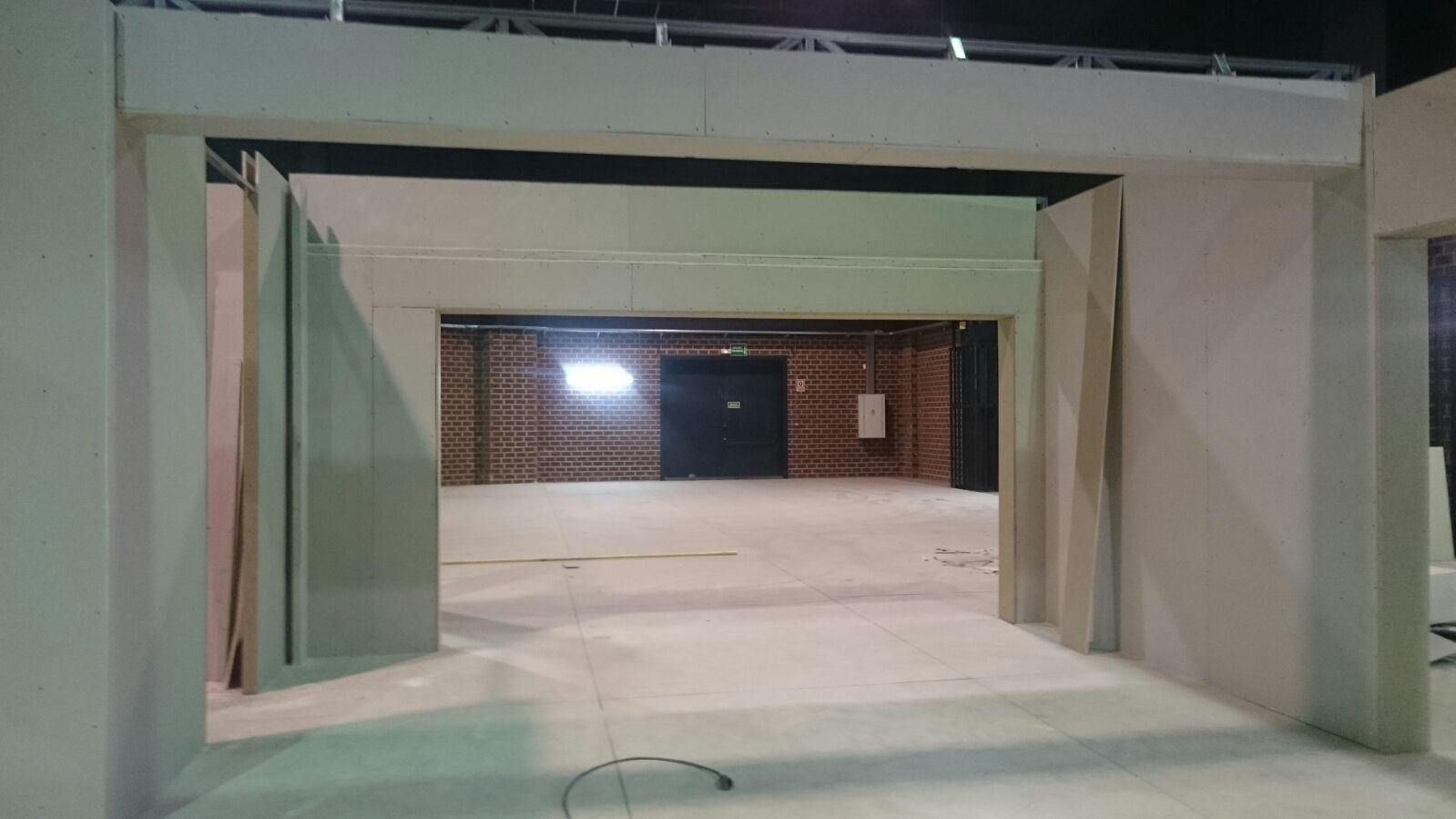 Una habitación grande con muchas paredes y una puerta.