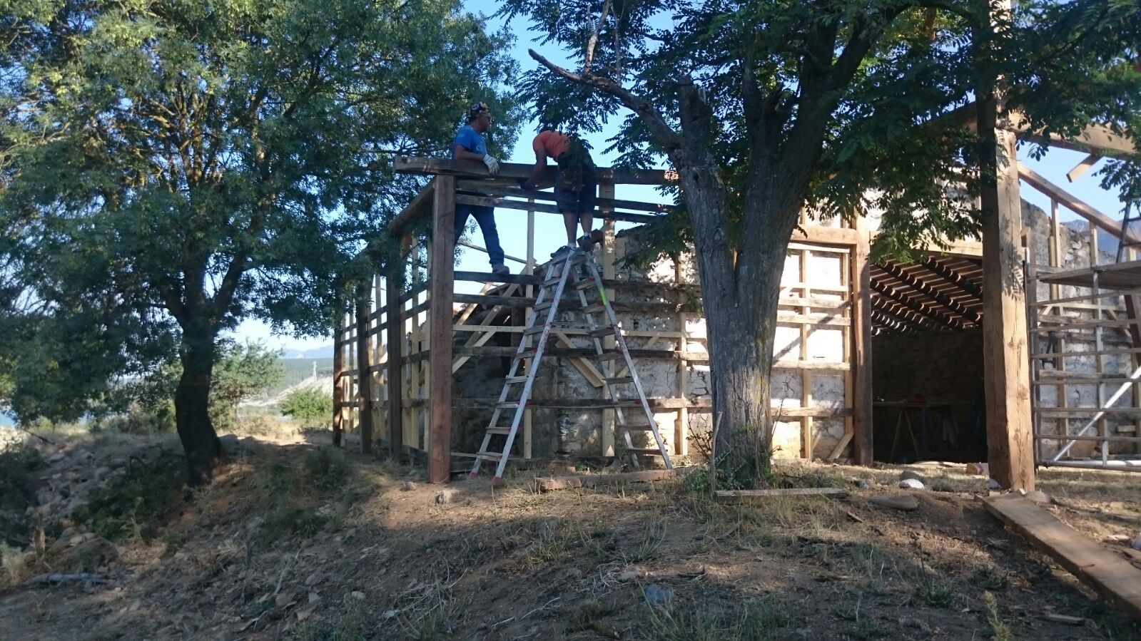 Un grupo de personas de pie encima de una estructura de madera.