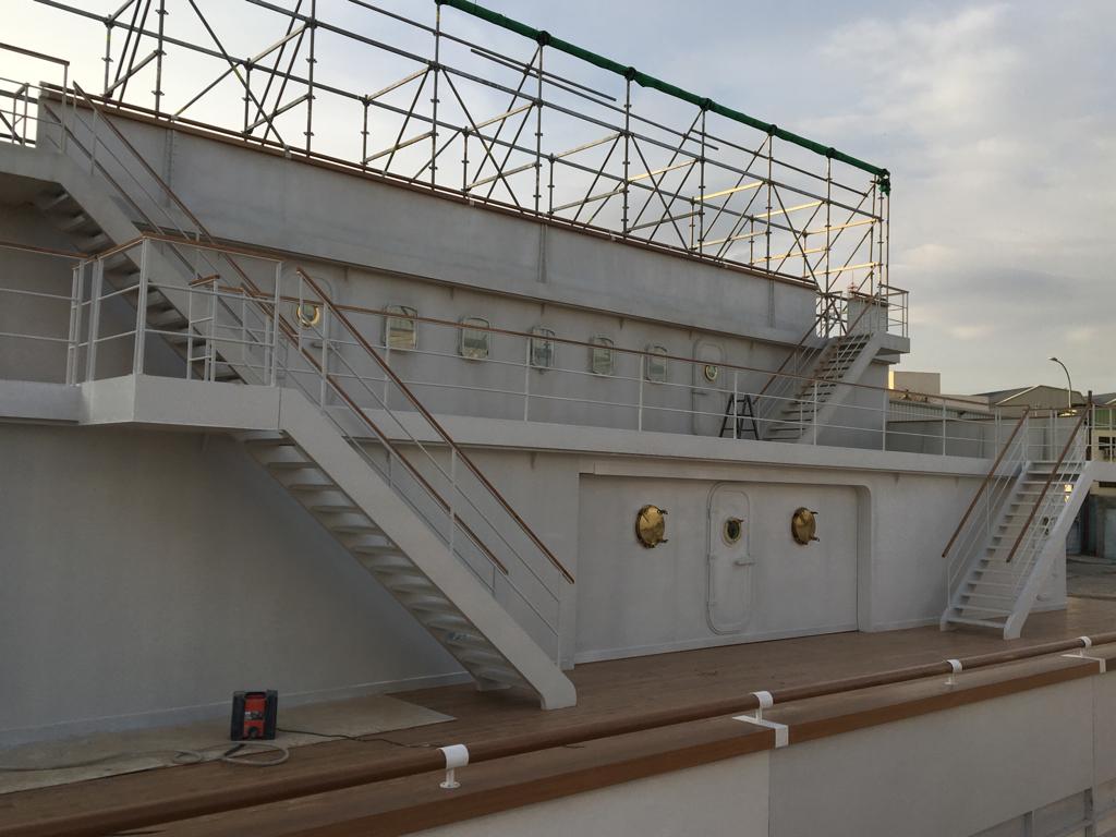 Un gran edificio blanco con escaleras que conducen hasta él.