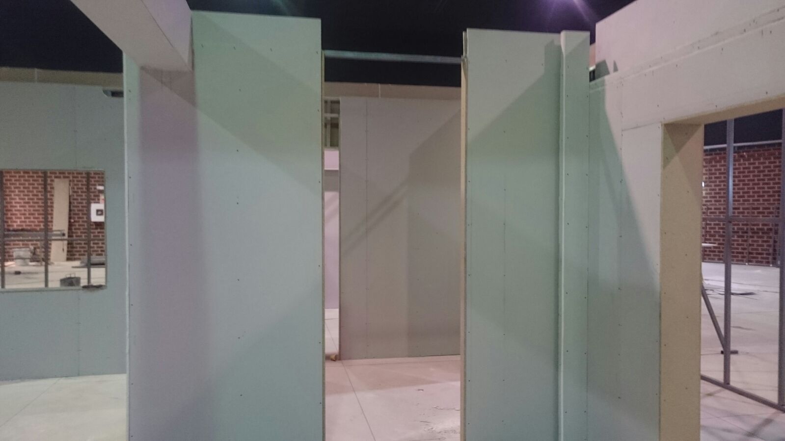 Una habitación con muchas paredes y una ventana.