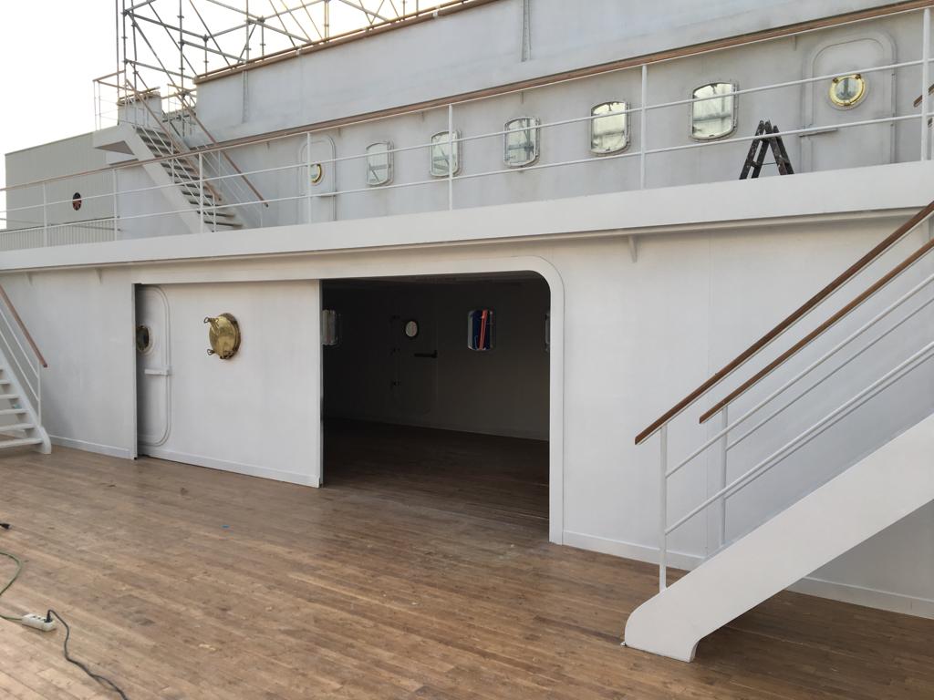 Un edificio blanco con escaleras que conducen hasta él.