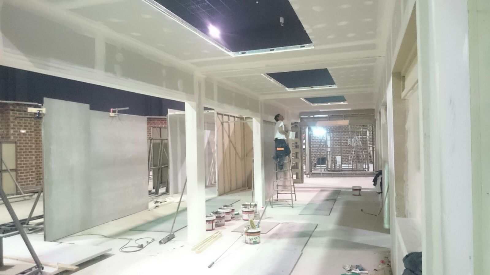 Una habitación grande con un techo que está siendo remodelado.