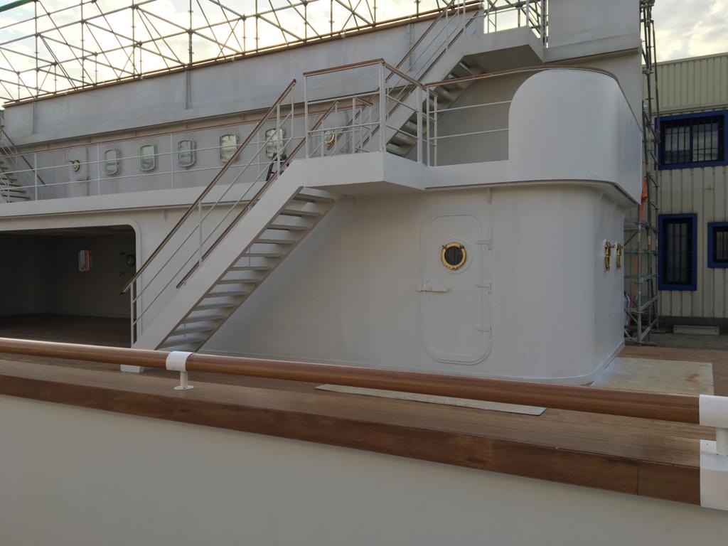 Un edificio blanco con escaleras que conducen a él.