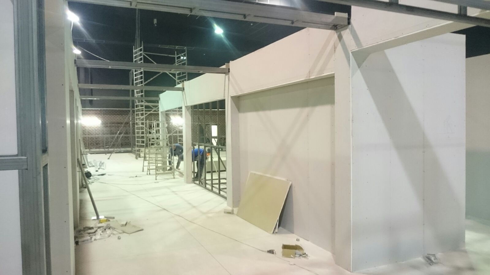 Un edificio en construcción con muchos muros y andamios.