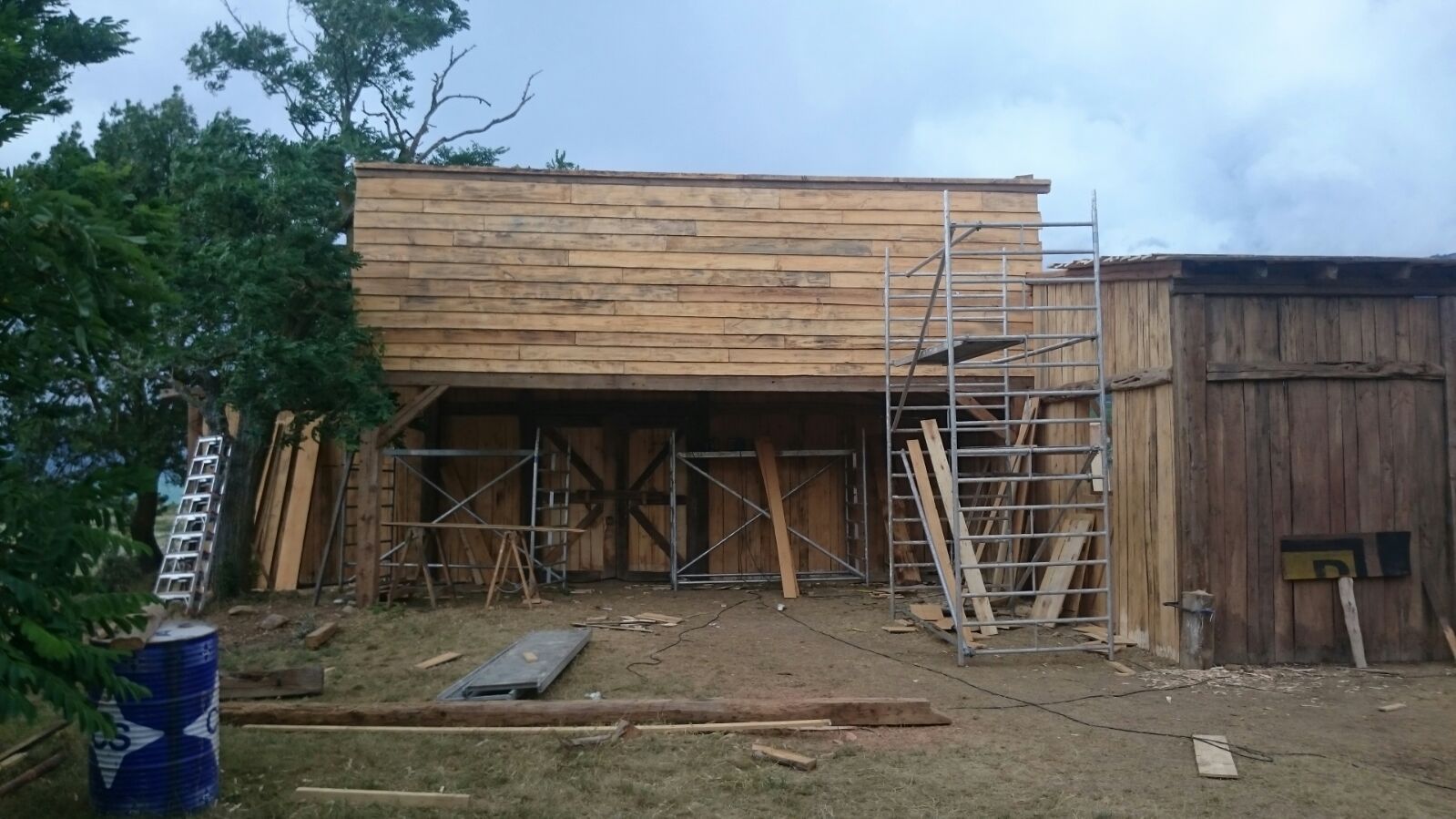 Se está construyendo un edificio de madera con andamios delante.