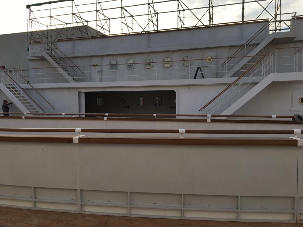 Un gran edificio blanco con escaleras que conducen hasta él.