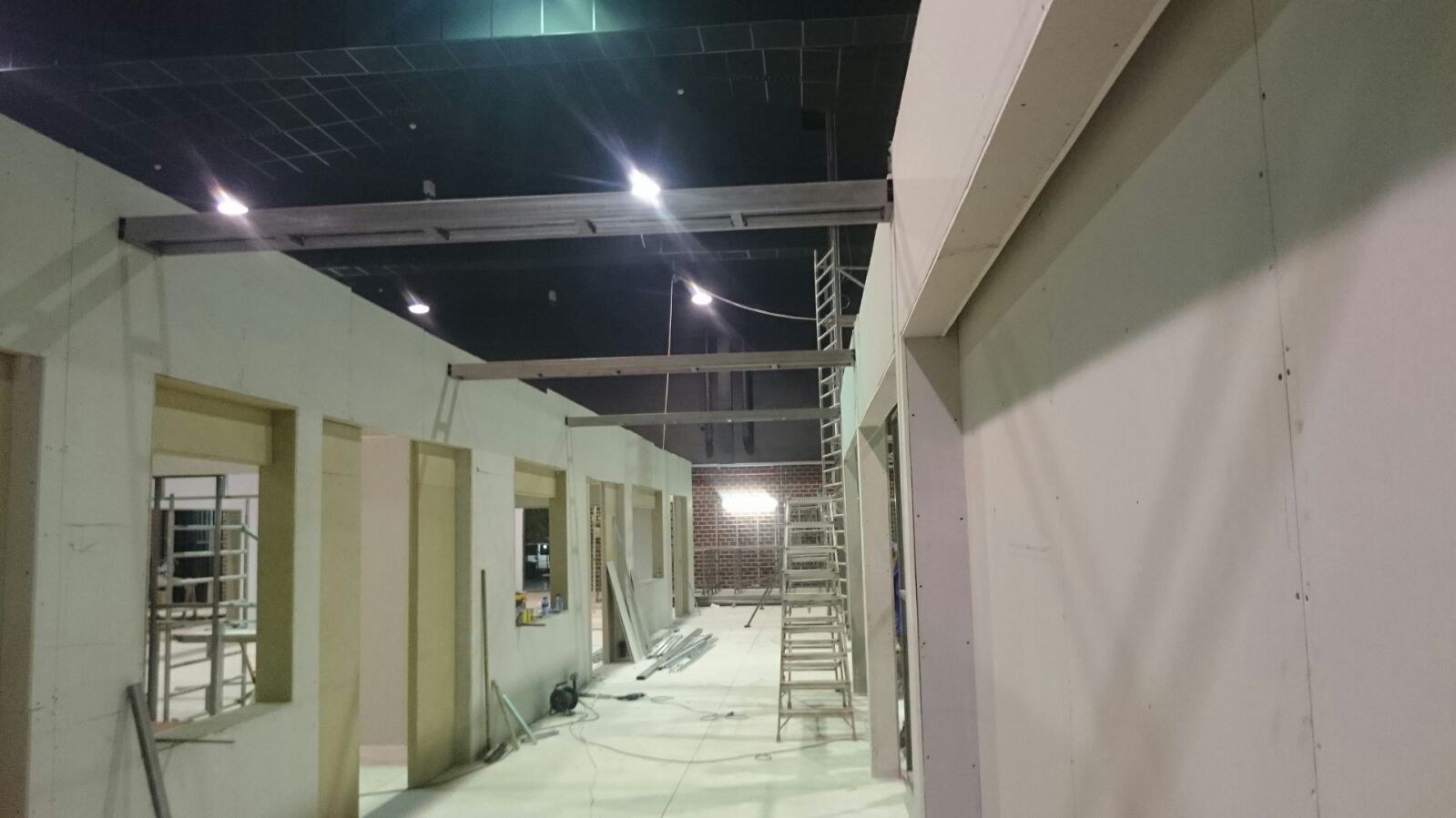 Un edificio en construcción con muchas ventanas y puertas.