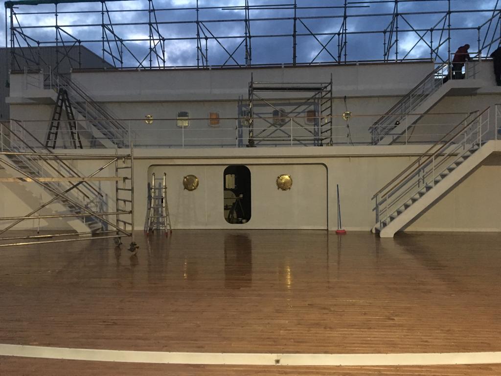 Una gran habitación vacía con escaleras y andamios.