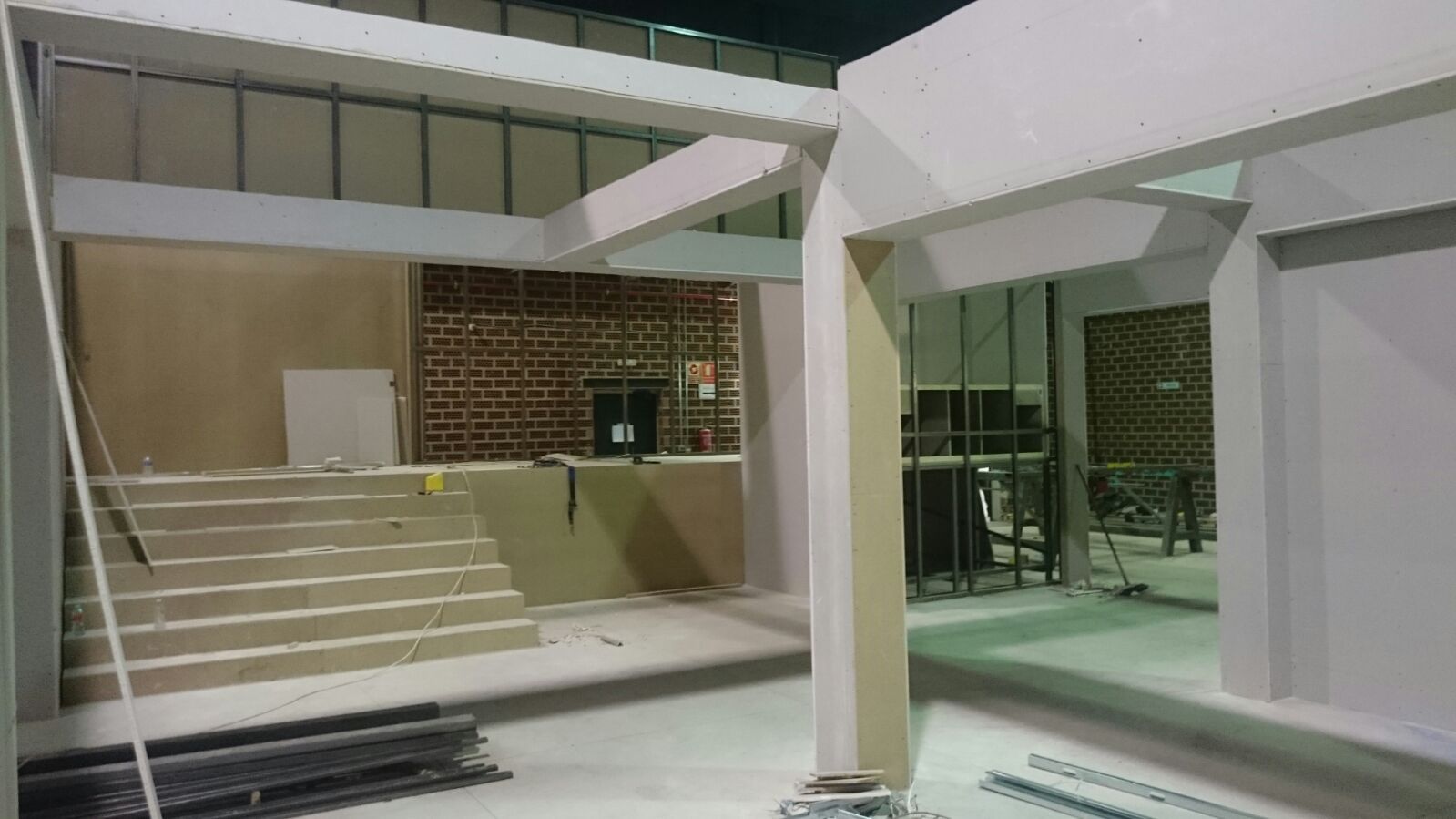 Un edificio en construcción con escaleras y una escalera.