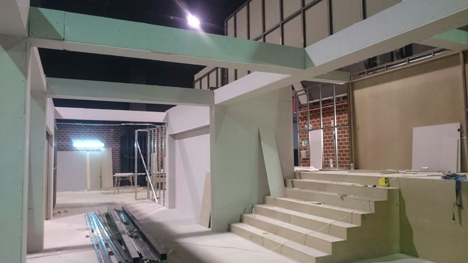 Un edificio en construcción con escaleras que conducen a él.