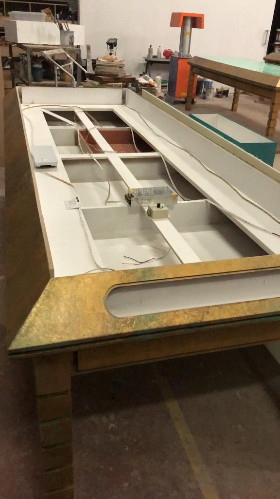 Una mesa larga con muchos cajones en una habitación.