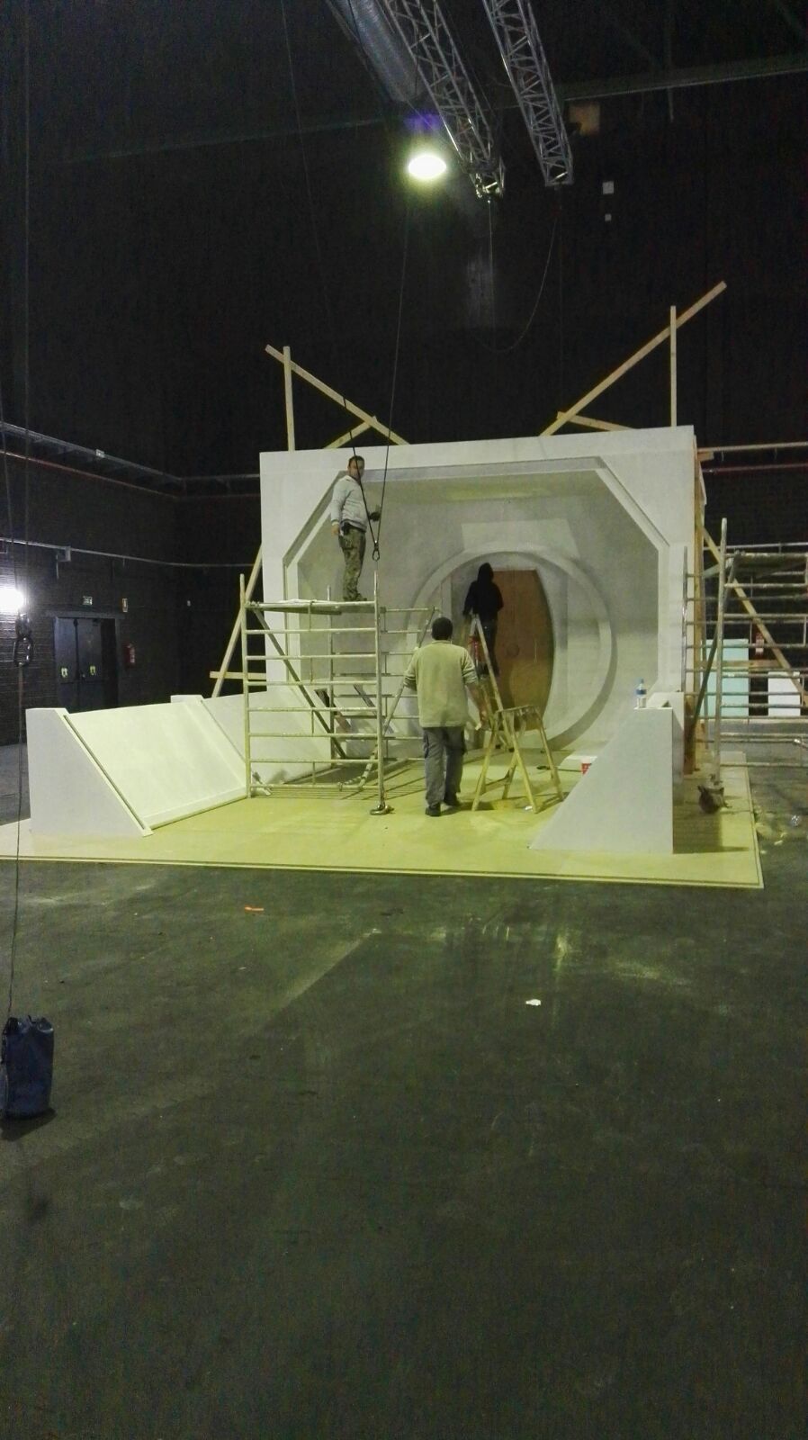 Un grupo de personas está trabajando en una gran estructura blanca.