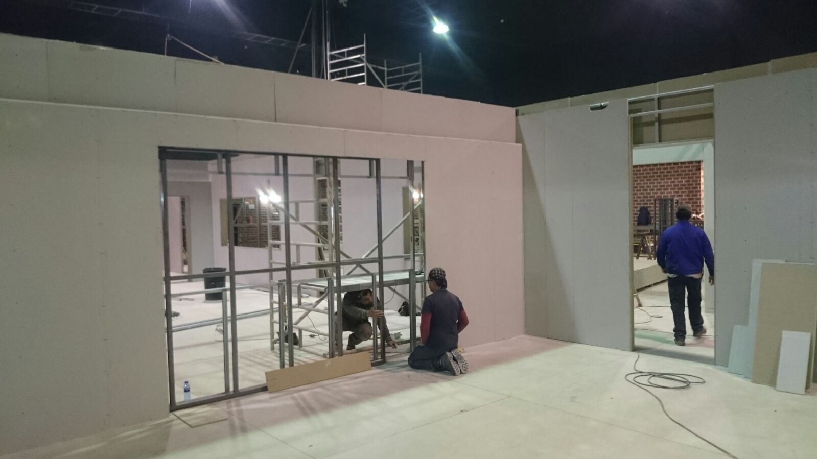 Un grupo de personas está trabajando en un edificio por la noche.