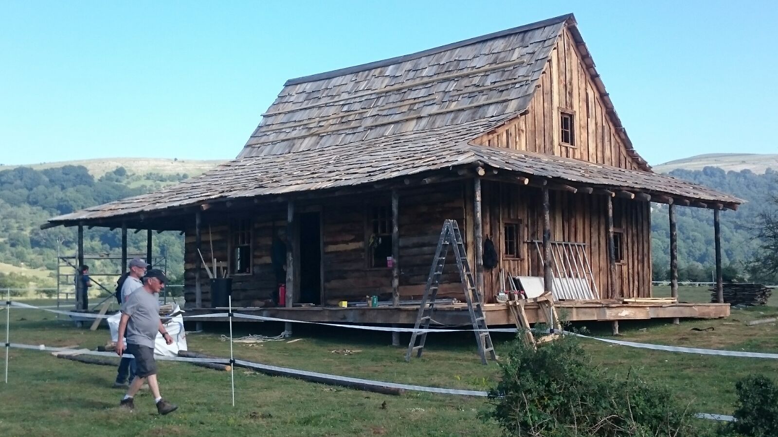 Una gran casa de madera con techo de paja