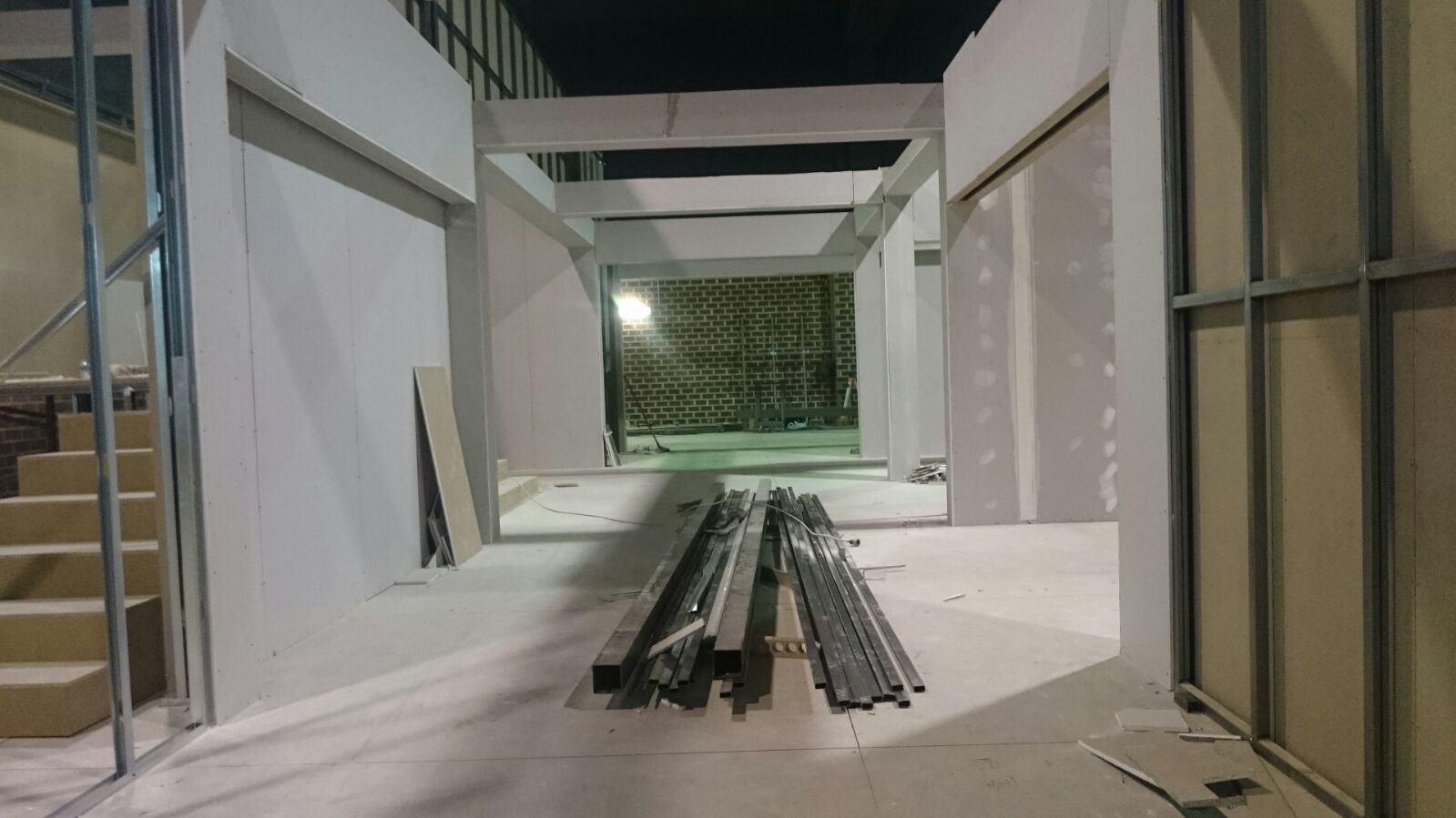 Un largo pasillo en un edificio en construcción por la noche.