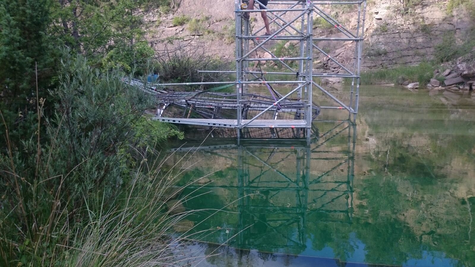 Un andamio está sentado en el medio de un lago.
