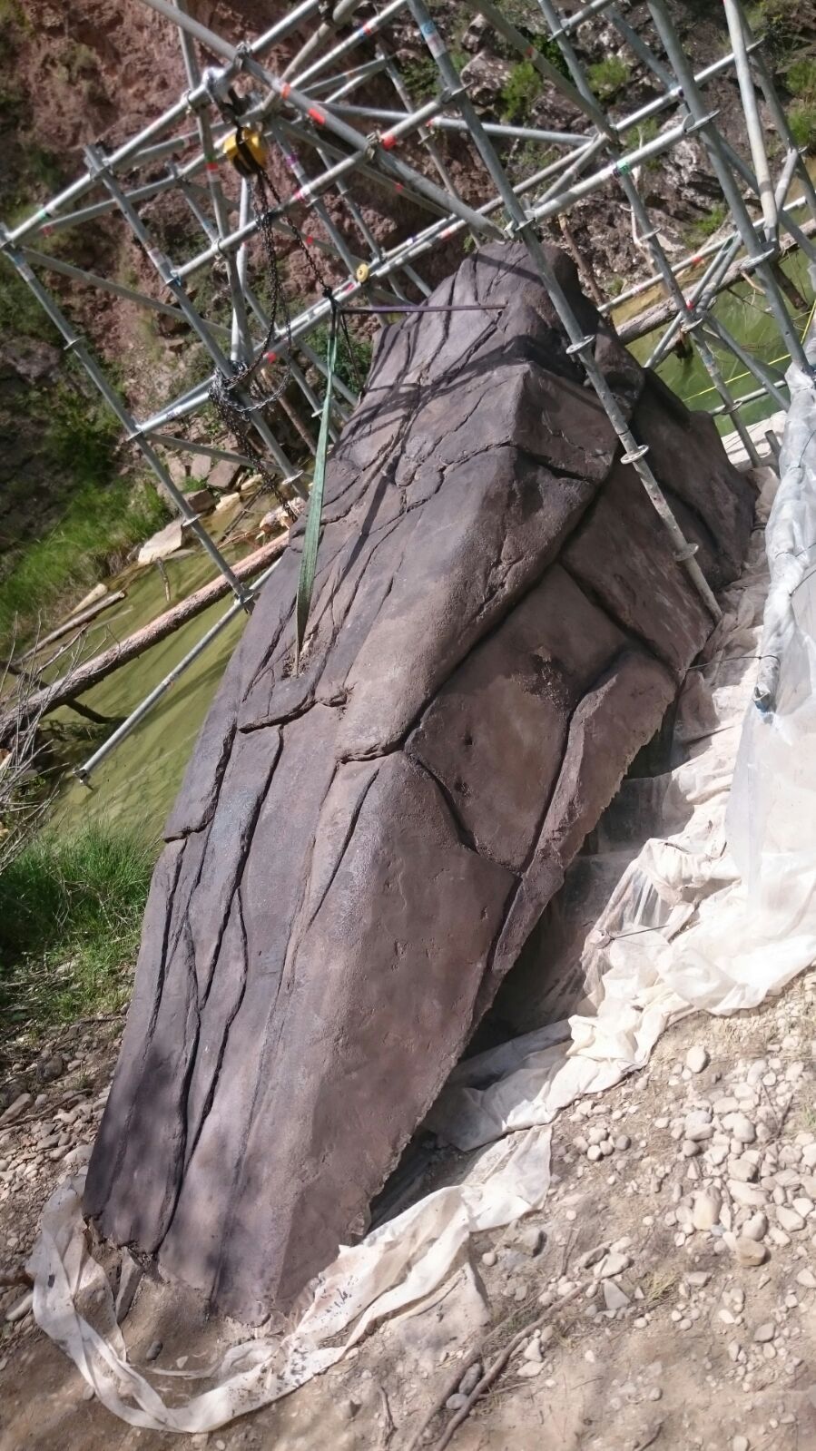Una gran roca se encuentra encima de una pila de tierra.