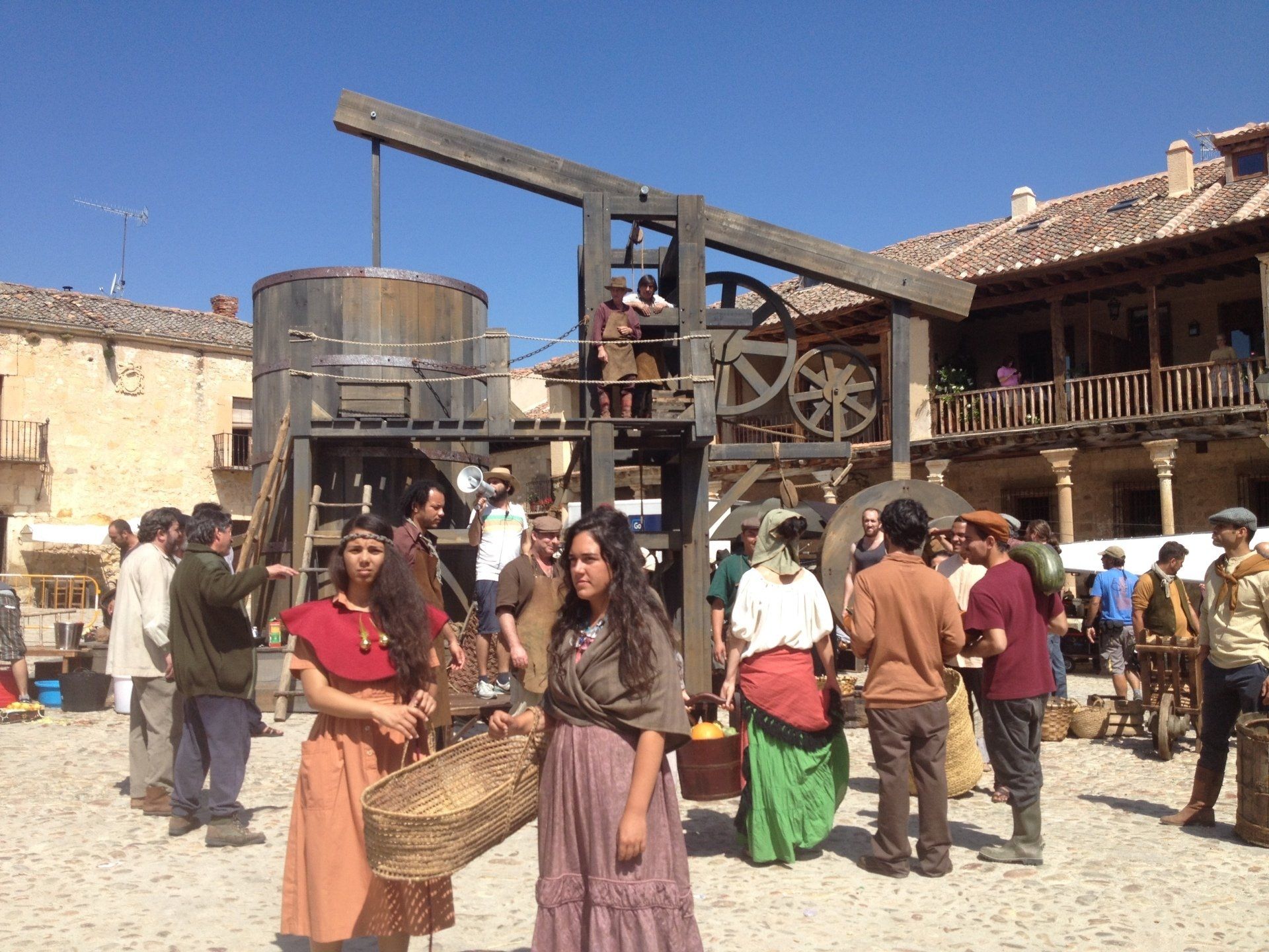Un grupo de personas está de pie en un patio frente a un edificio.