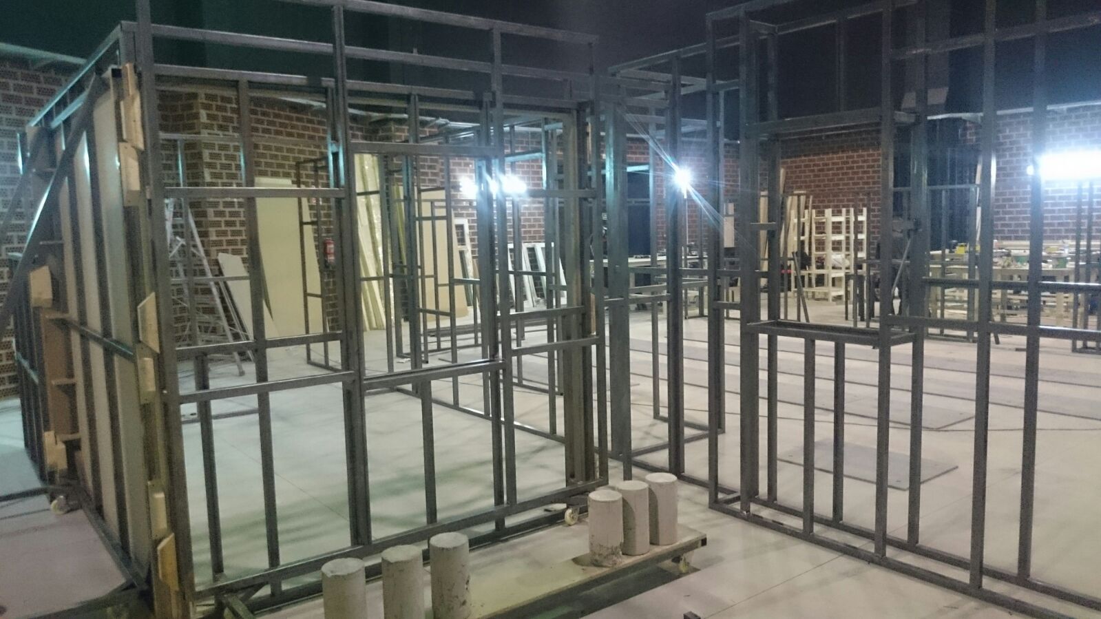 Un edificio en construcción con muchos marcos de metal.