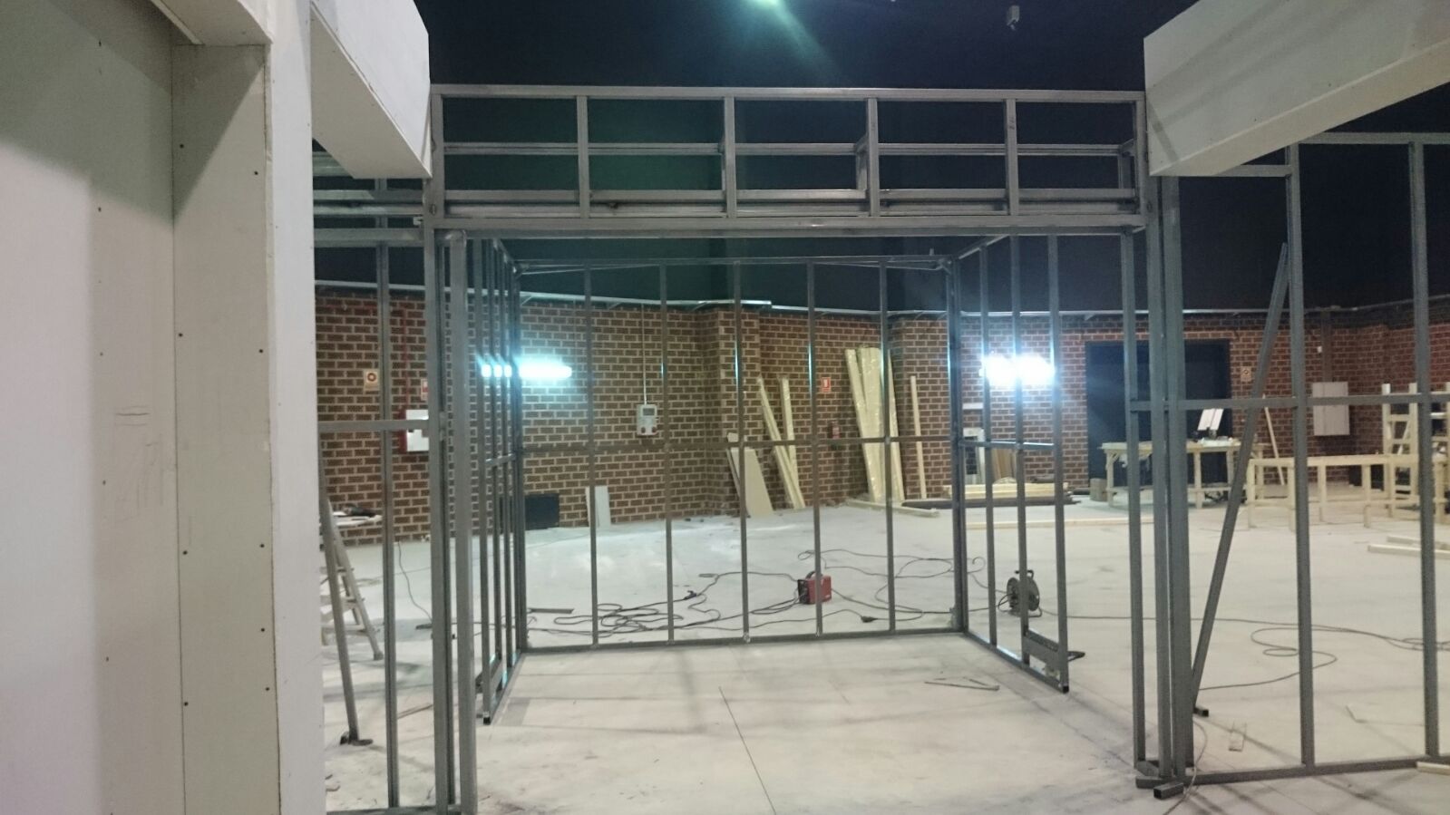 Un edificio en construcción con muchos marcos de metal.